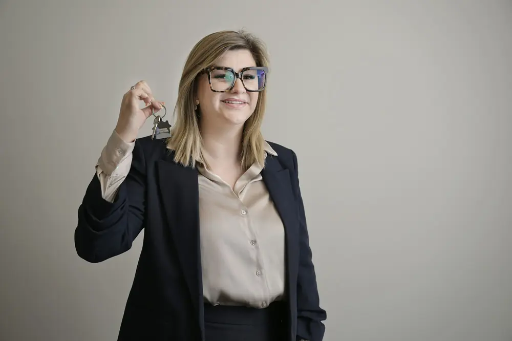 Une agente immobilière tend les clés d'un logement