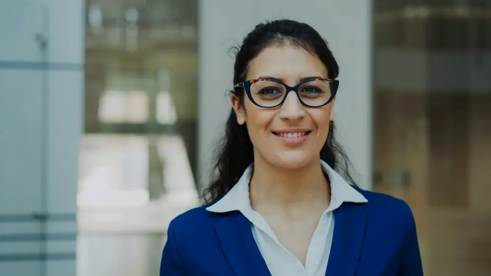 Une avocate souriante dans son cabinet