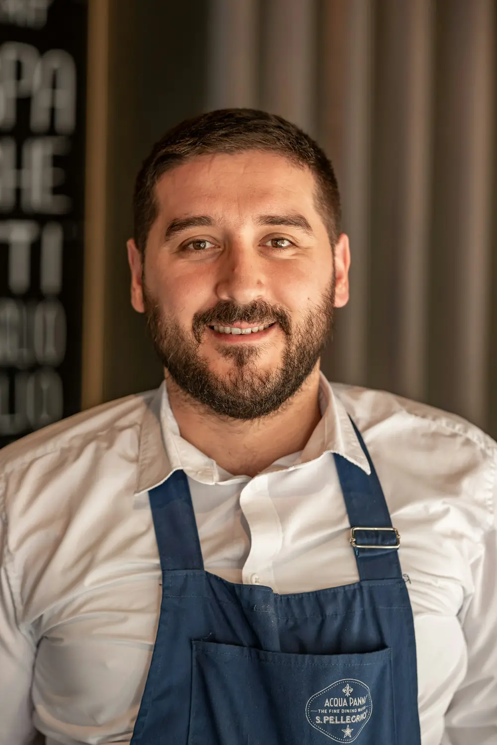 Un restaurateur souriant en tablier